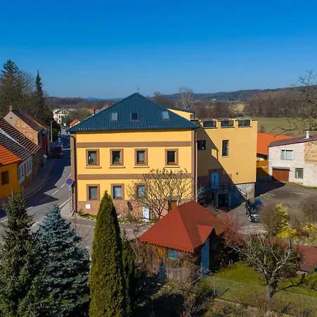 útulný S Výhledem Do Kraje K J Erbena Apartmán